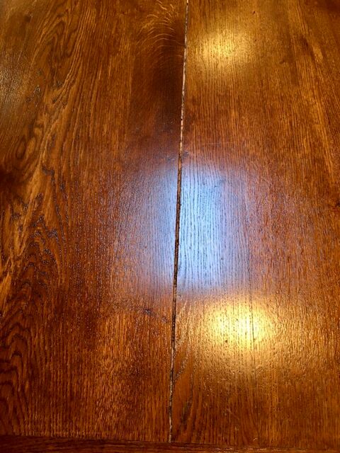 Tr�s grande table monast�re, pieds tourn�s, en ch�ne. 
600 La Charit�-sur-Loire (58)