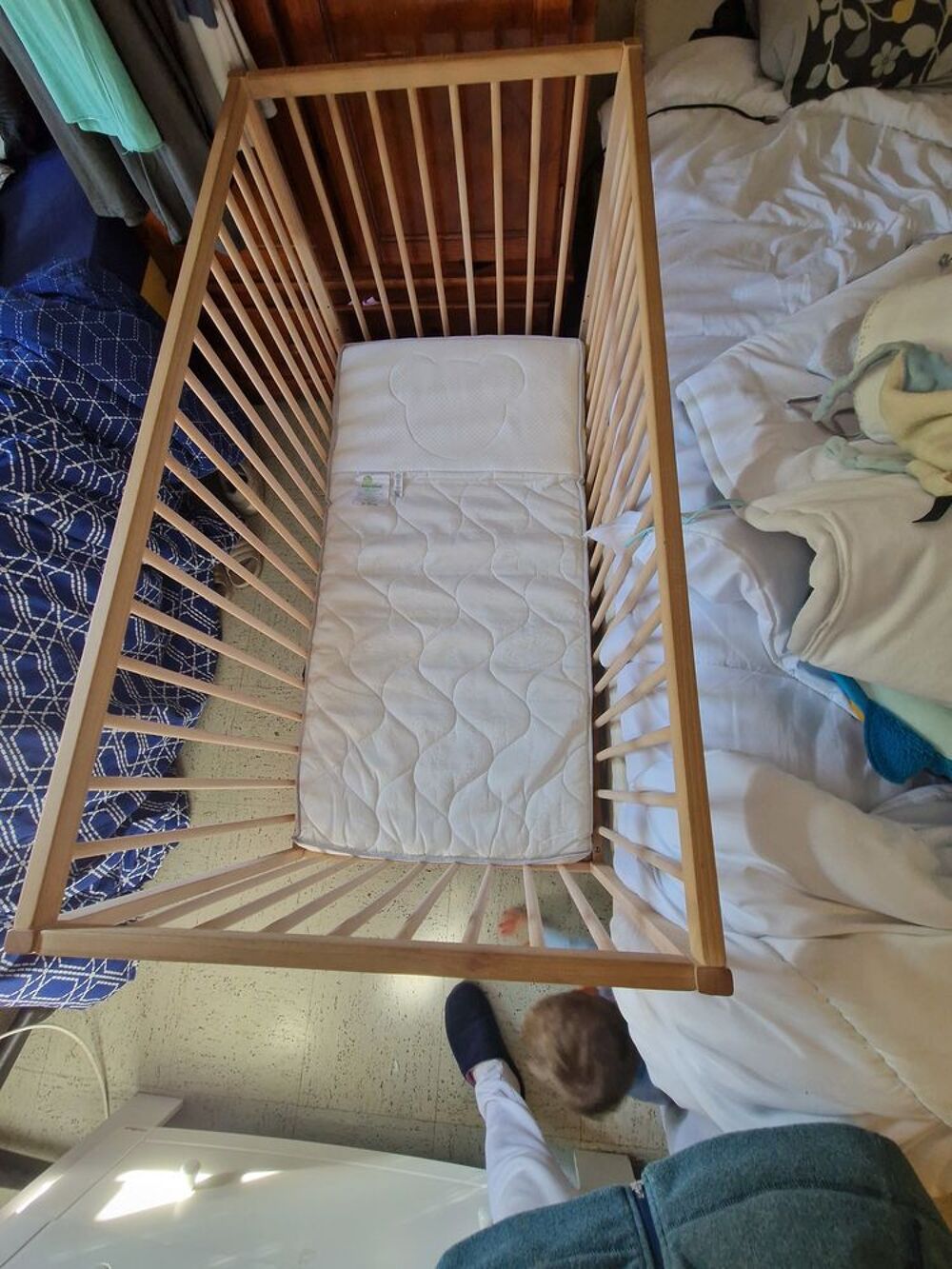 lit &agrave; barreaux avec matelas t&ecirc;te sur&eacute;lev&eacute; Puériculture
