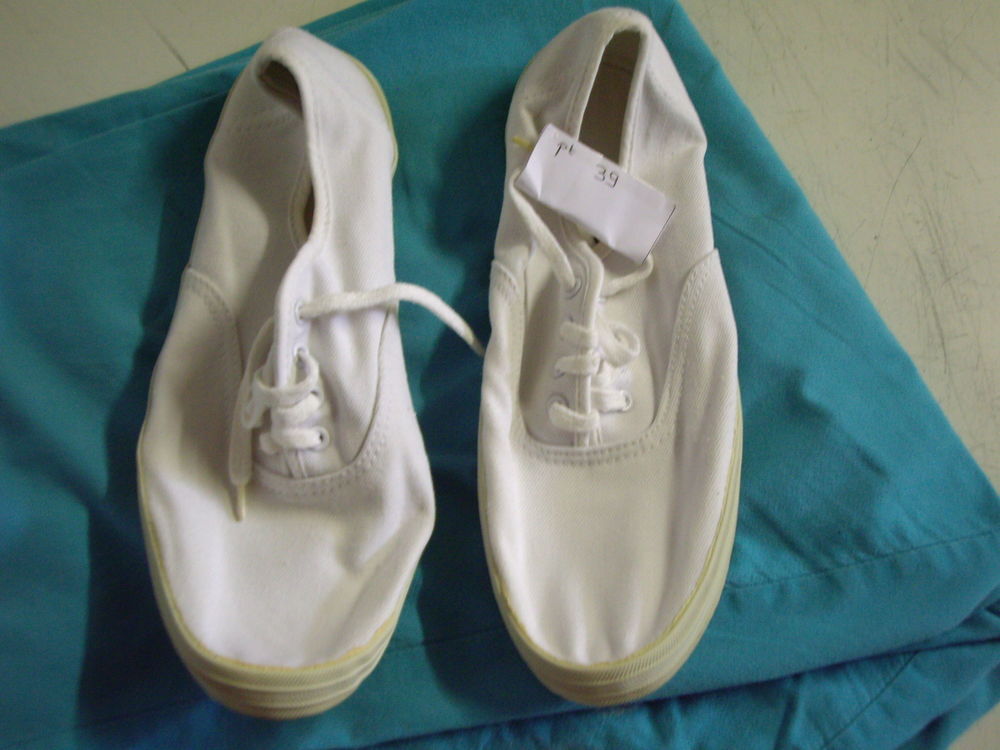 Tennis toile Blanc &agrave; lacets pt 39 &agrave; 2,50 € Chaussures