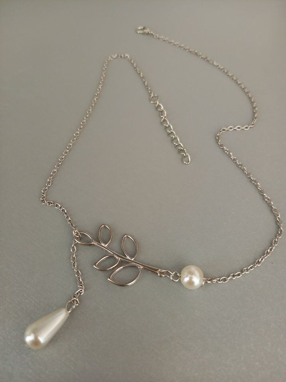 collier au design de feuille + perles de nacre naturelle Bijoux et montres