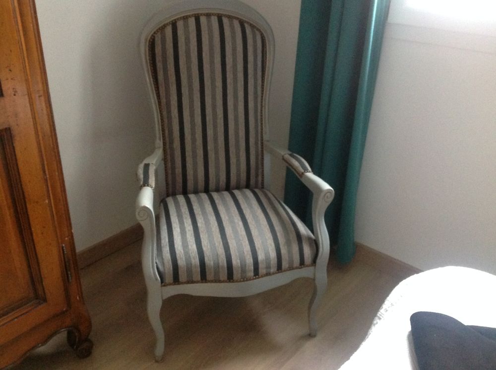 Fauteuil voltaire restaur&eacute; par tapissier Meubles