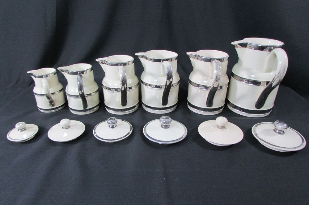 S&eacute;rie de 6 pots couverts , pichets, 1930s, en c&eacute;ramique
Décoration
