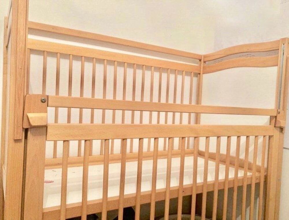 Lit B&eacute;b&eacute; Style Cr&egrave;che &agrave; Barri&egrave;re Coulissante et en Hauteur Mobilier enfants