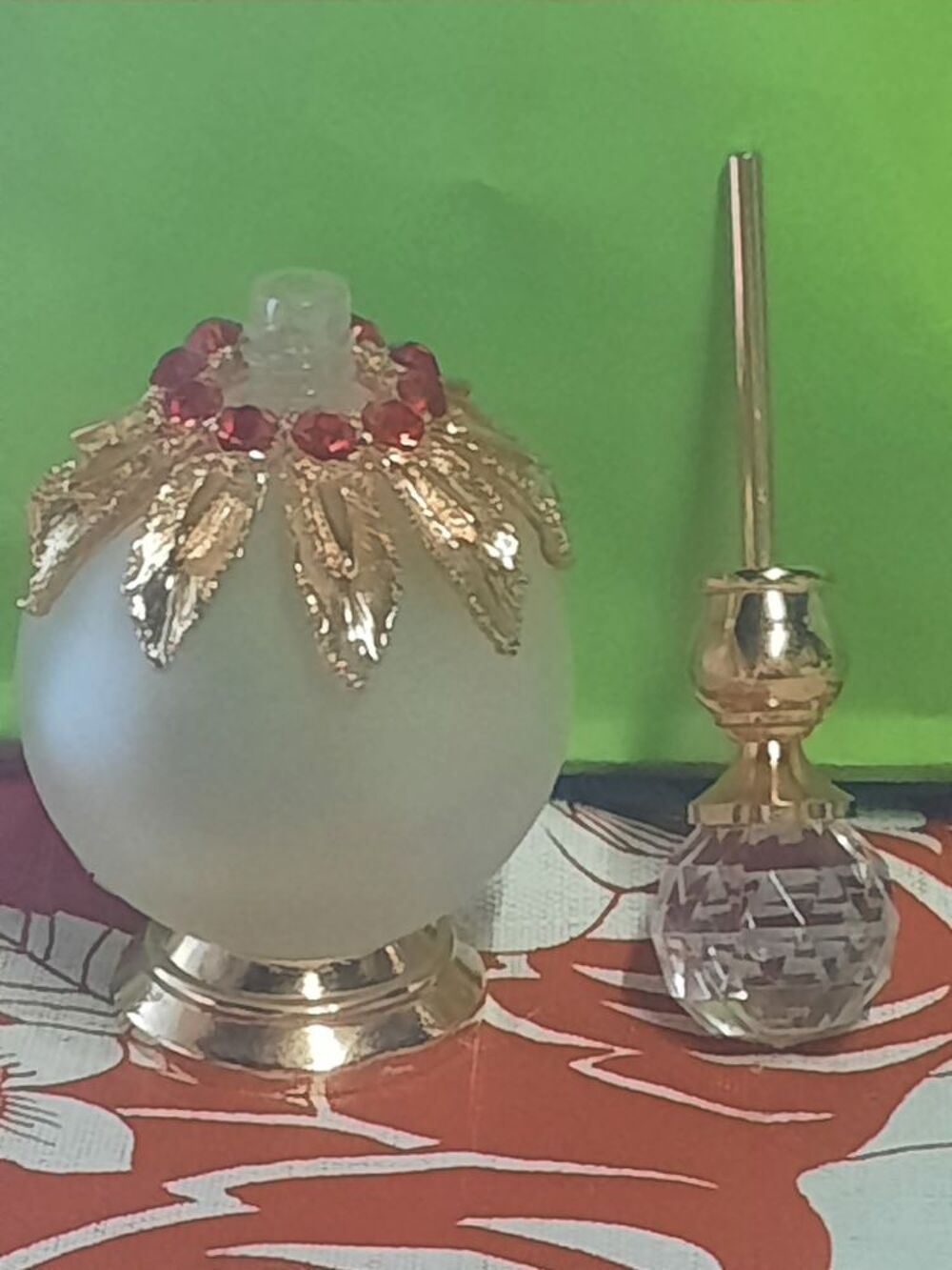 Flacon pour parfum en verre avec v&eacute;roteries et m&eacute;tal dor&eacute;. 