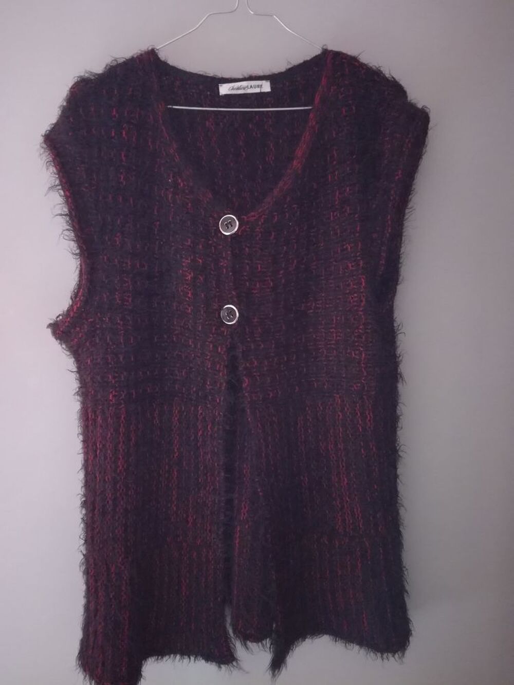 VESTE SANS MANCHE ROUGE ET NOIRE
CHRISTINE LAURE T4
Vêtements