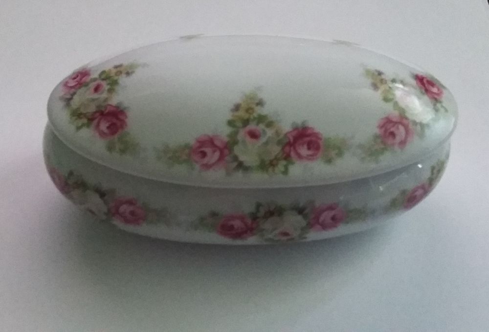 Bonbonni&egrave;re en porcelaine Art de Limoges Malevergne 