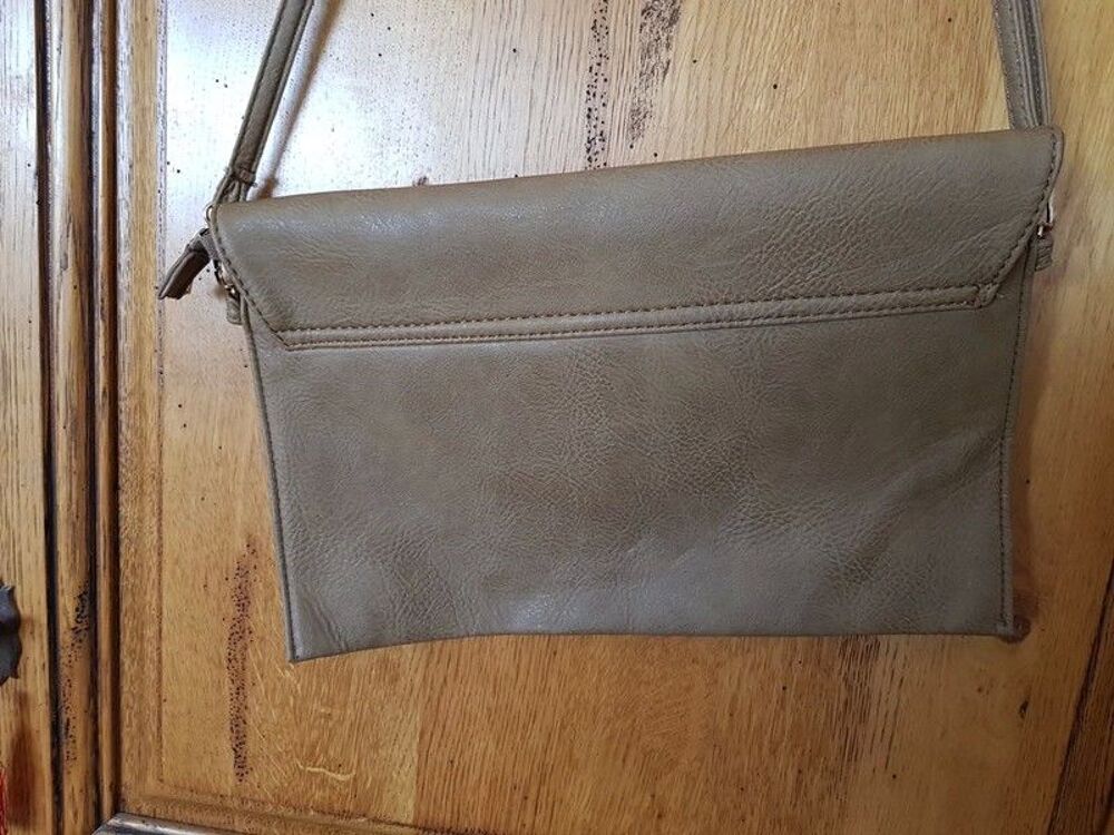 Pochette marron neuve peux se mettre en bandouli&egrave;re poches i Maroquinerie