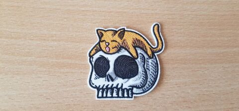 �cusson patch brod� 
t�te de mort + chat n�2
6x6 cm
4 Carnon Plage (34)