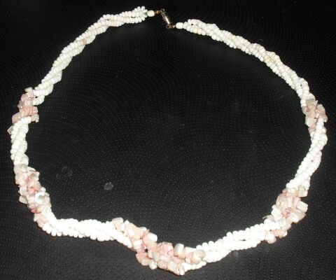 Collier fantaisie torsad�. 10 Montreuil (93)