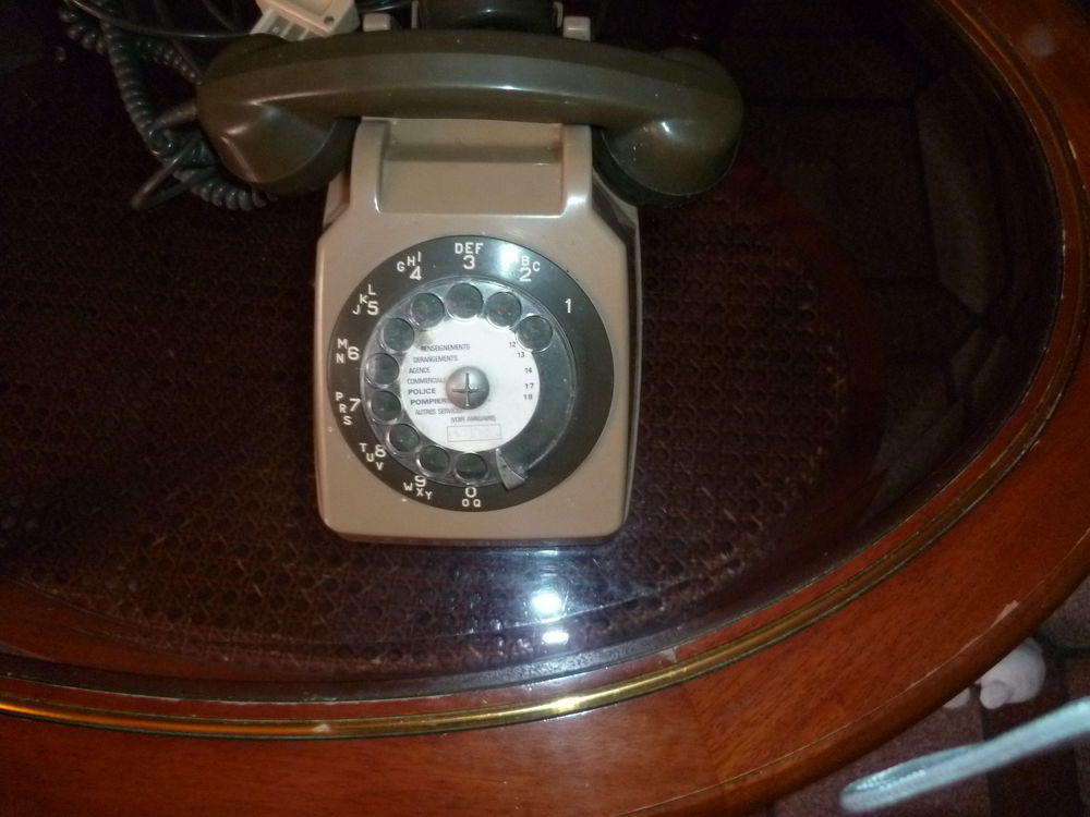 T&eacute;l&eacute;phone de collection ancien mod&egrave;le avec cadran &amp; &eacute;couteur Téléphones et tablettes