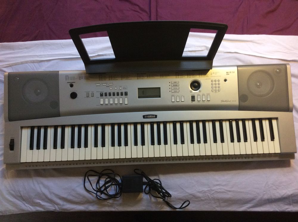 clavier Yamaha DGX 220 Instruments de musique
