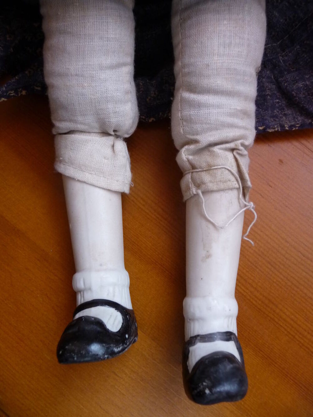 Poup&eacute;e en porcelaine (t&ecirc;te, mains, pieds) vintage
