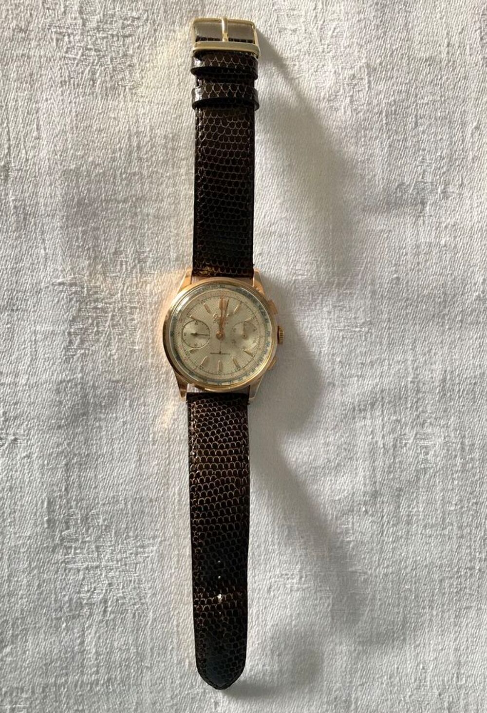 Montre chrono m&eacute;canique en or massif, ann&eacute;es 50, Ogival Bijoux et montres