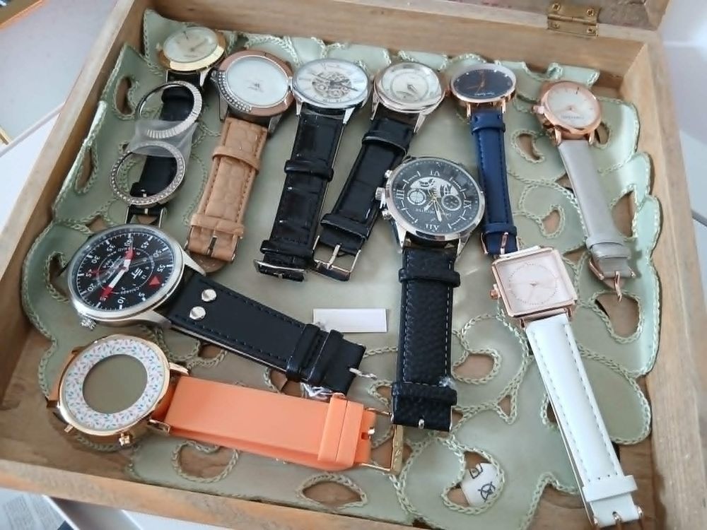  Dix montres valeur+ coffret bois vitr&eacute; de valeur N&deg;1347 Bijoux et montres