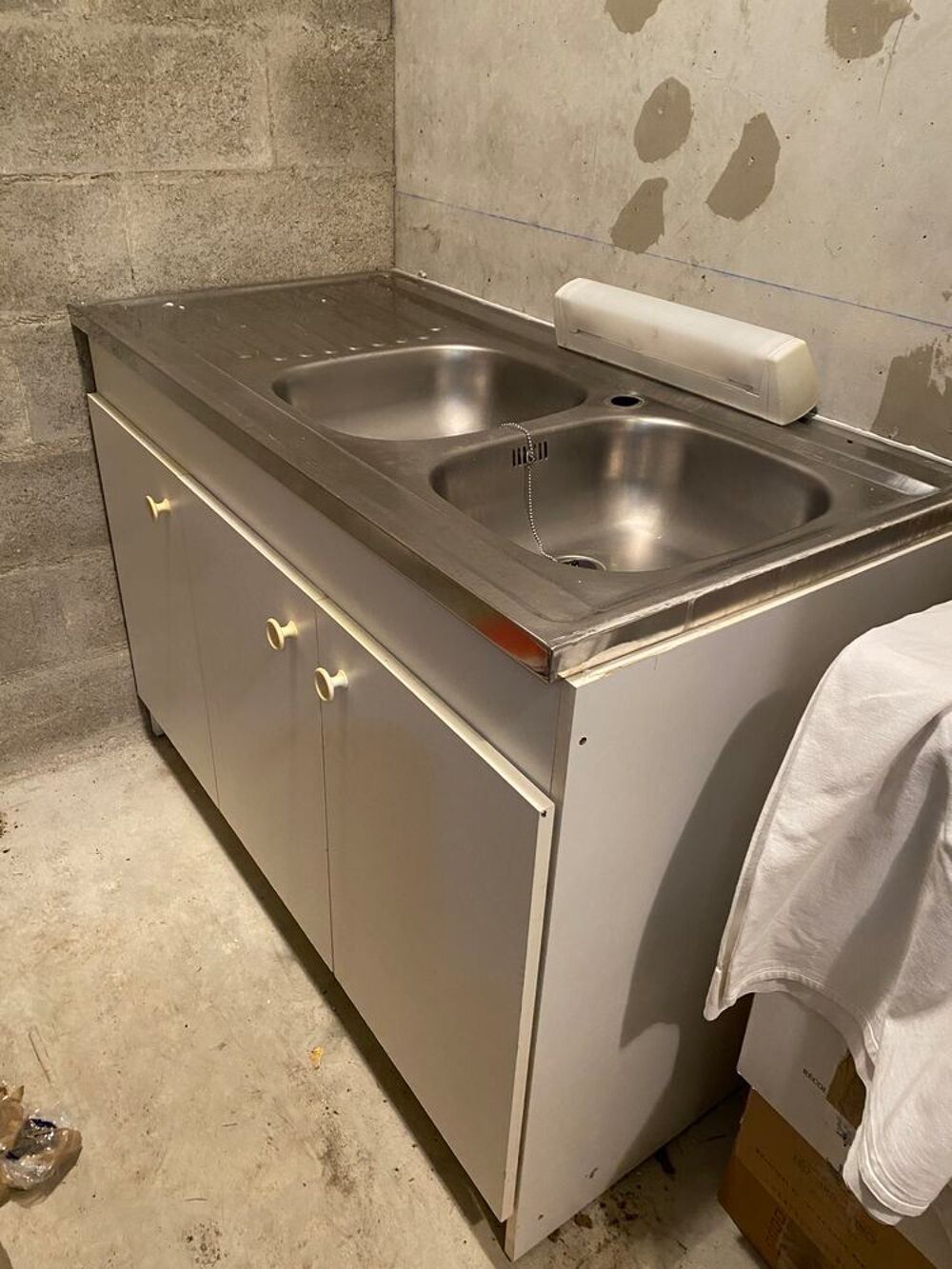 Evier sur meuble + n&eacute;on Meubles