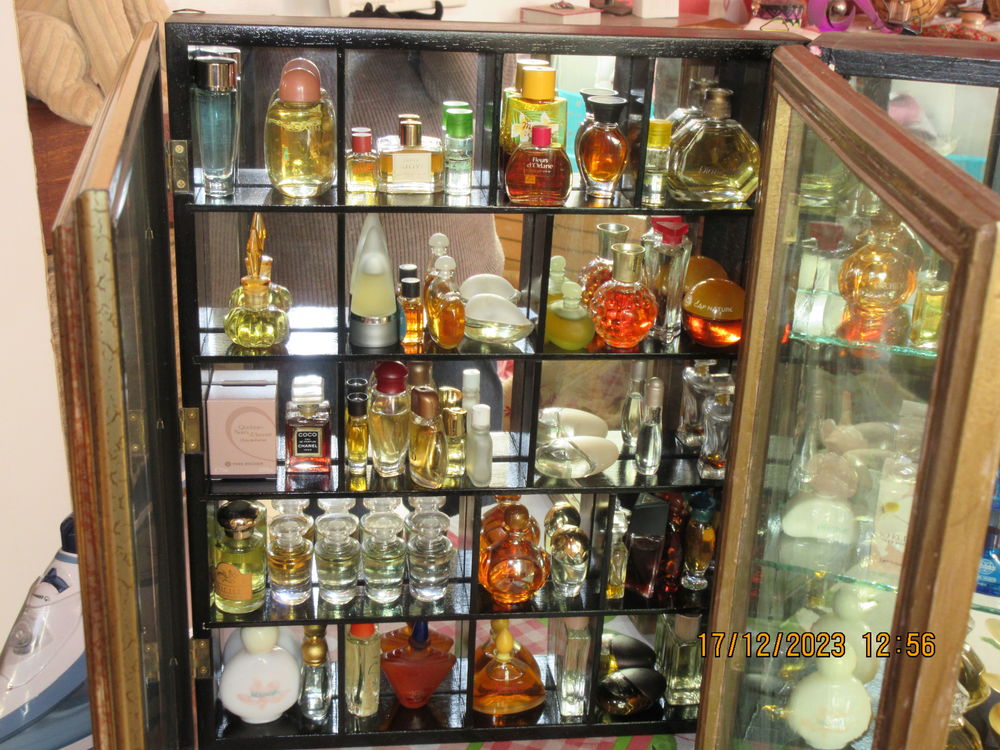 env. 250 miniatures de parfum Dcoration
