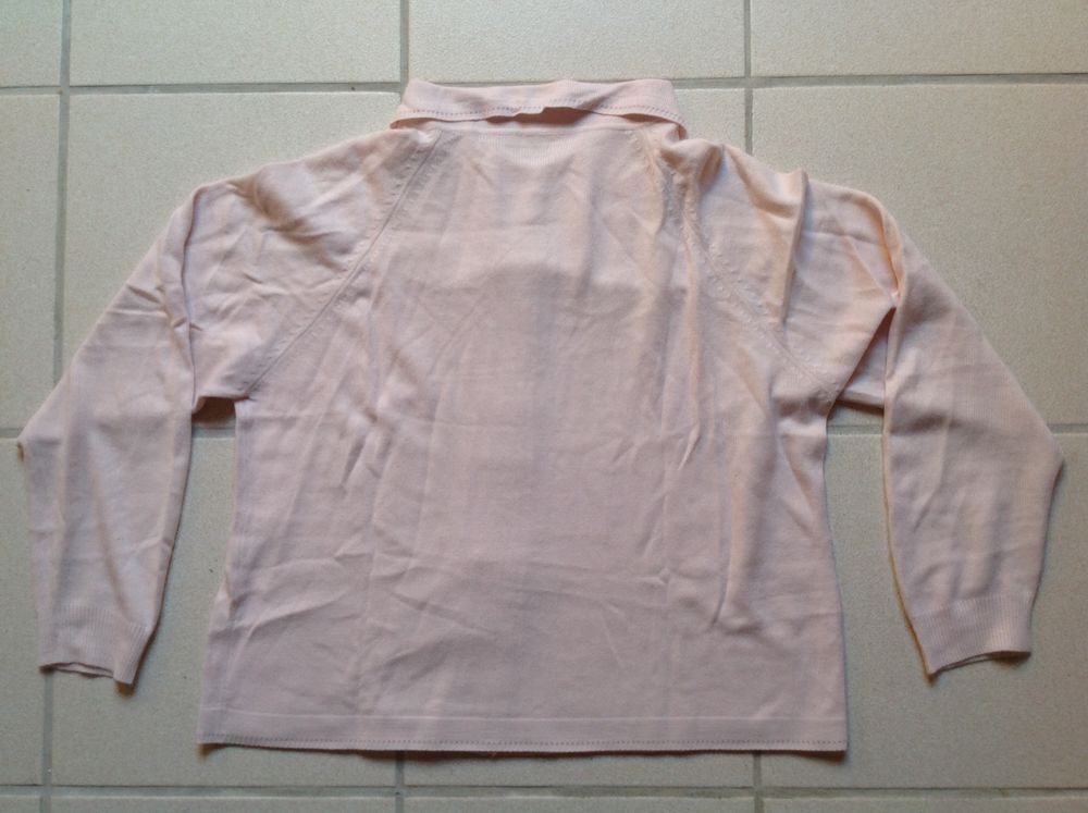 GILET ROSE EN LAINE AVEC BRODERIES Envoi Possible
Vêtements