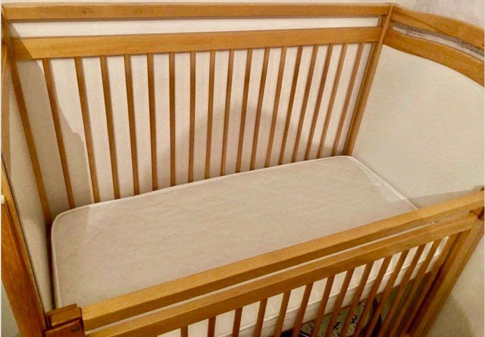 Lit B&eacute;b&eacute; Style Cr&egrave;che &agrave; Barri&egrave;re Coulissante et en Hauteur Mobilier enfants