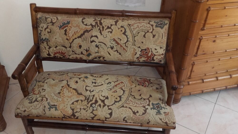 Mobilier de chambre &agrave; coucher en bambou et pin. Meubles