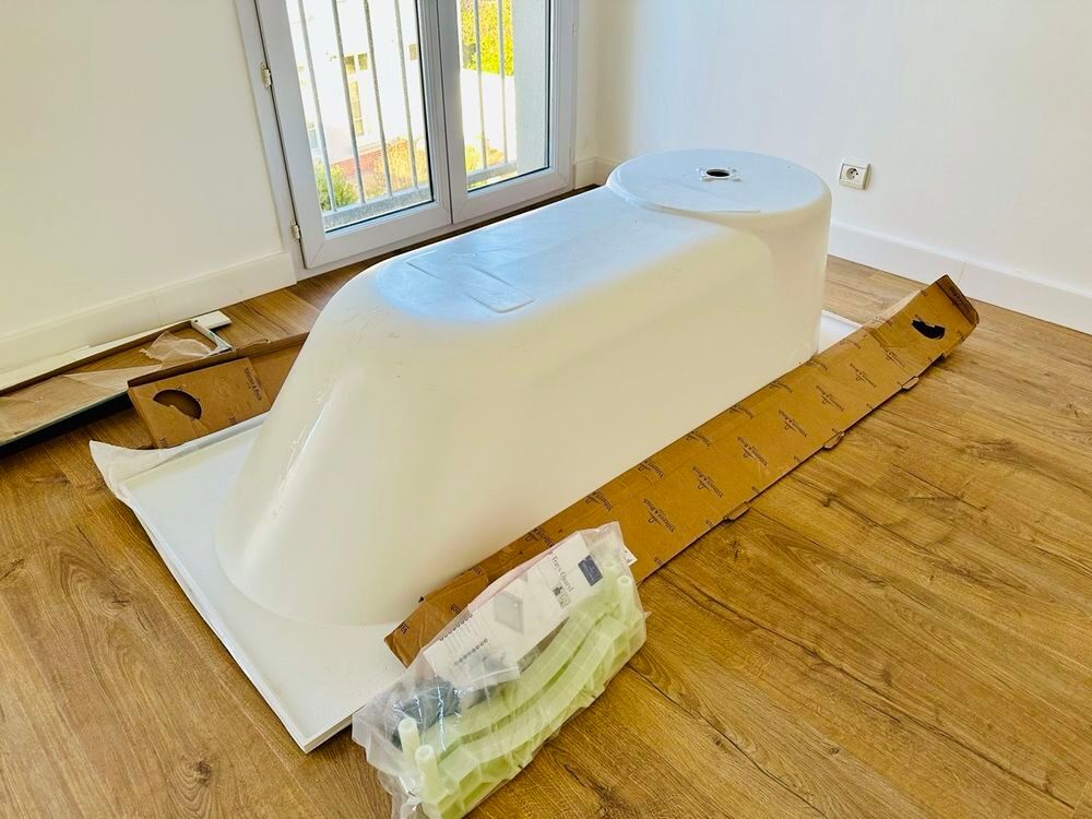 BAIGNOIRE VILLEROY ET BOSCH avec pieds et scie cloche Meubles