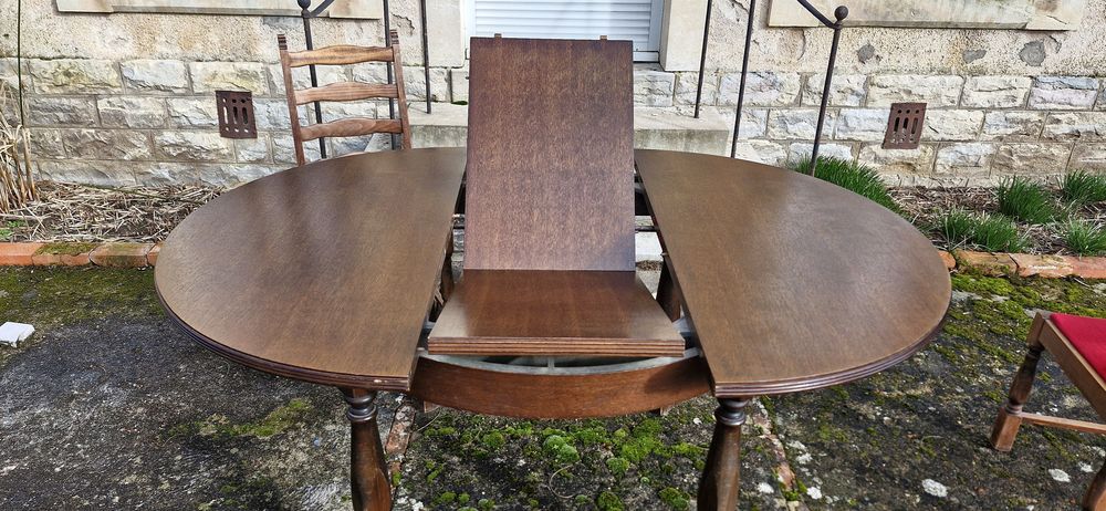 Table ronde en bois avec 1 rallonge int&eacute;gr&eacute;e
Meubles