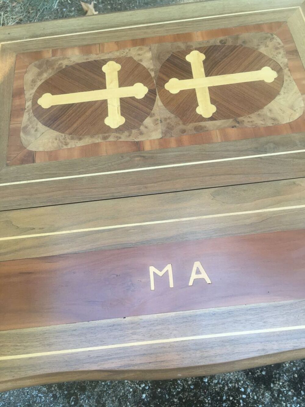 Table de nuit &agrave; volet / d'appoint / croix / marqueterie
Meubles