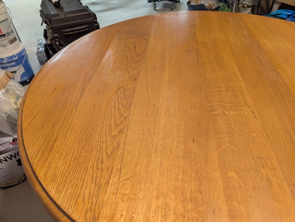 Belle table ronde en ch&ecirc;ne massif , 3 pieds, diam. 120 cm Meubles