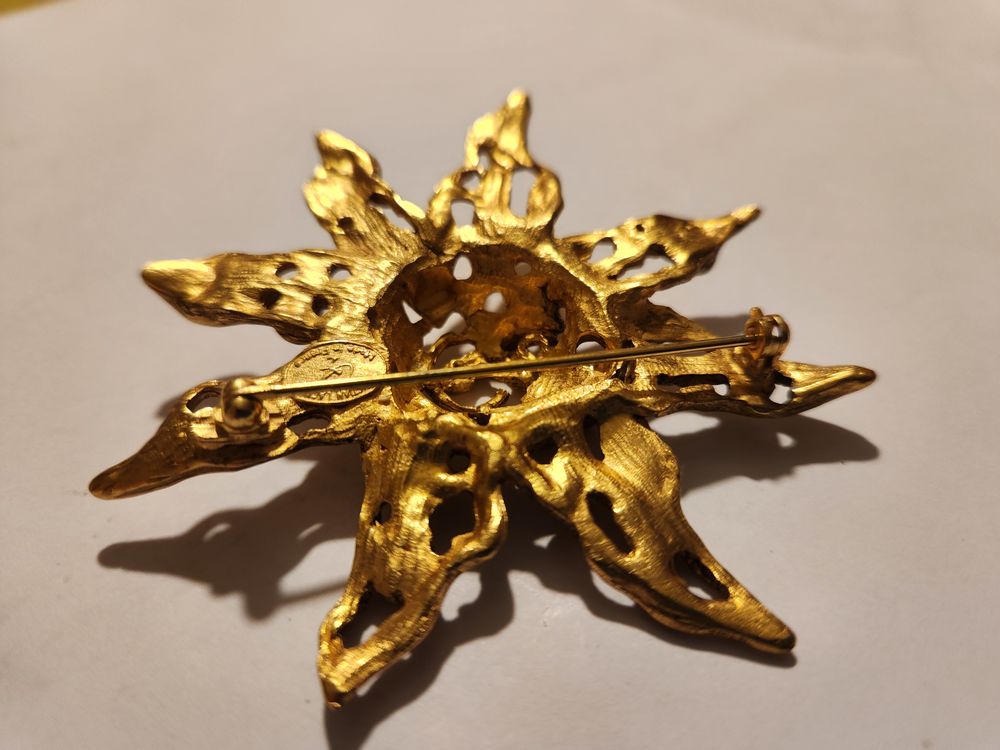 Broche &eacute;toile ajour&eacute;e dor&eacute;e patin&eacute;e Christian LACROIX Bijoux et montres