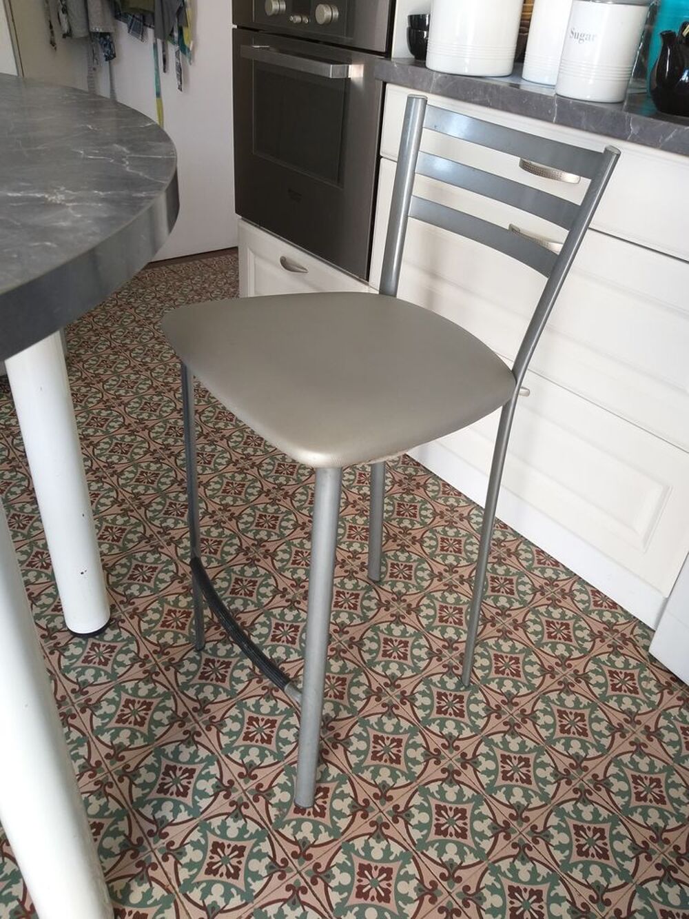 TABLE CUISINE- 4 CHAISES HAUTES coloris gris Meubles