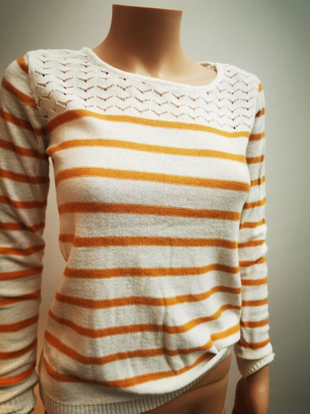 Important stock v&ecirc;tements femme homme et enfant d&eacute;griff&eacute;s Vêtements