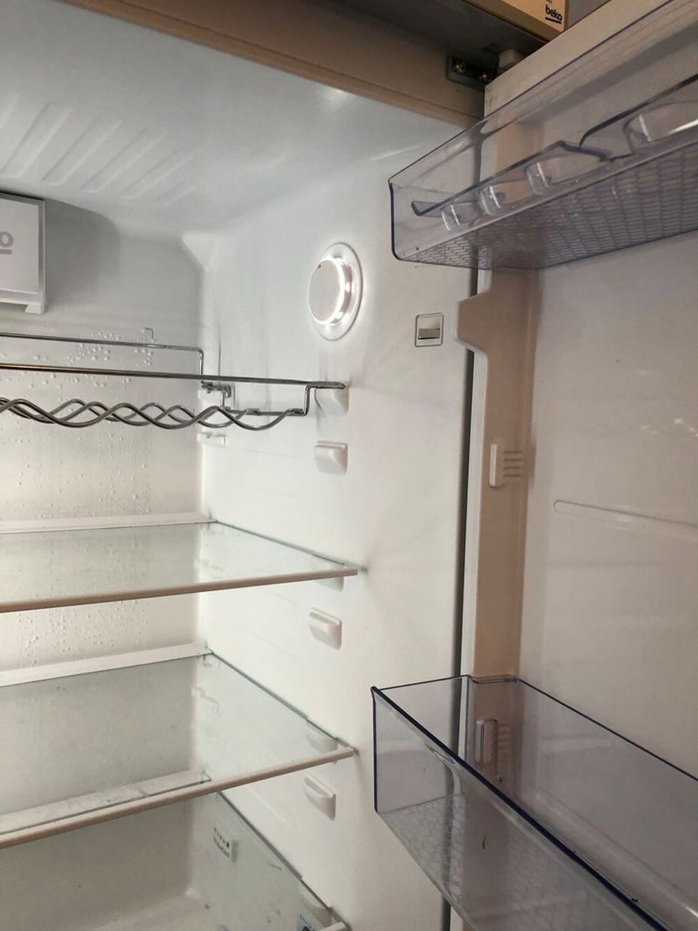 R&eacute;frig&eacute;rateur Beko 2 portes, 437 L, tr&egrave;s bon &eacute;tat. Electroménager