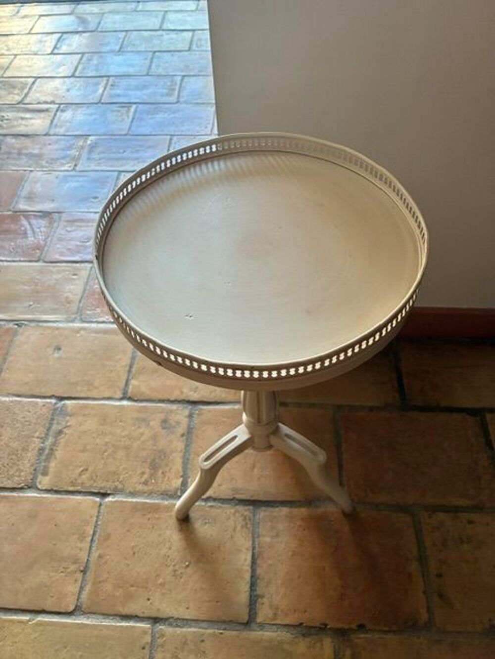  Gu&eacute;ridon rond en bois blanc Meubles