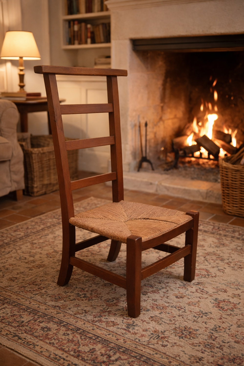 Jolie chaise basse en bois 
Meubles