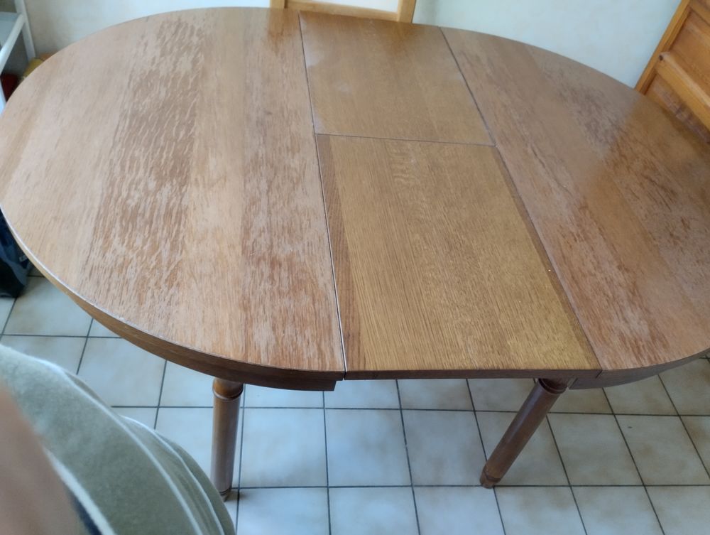 4 chaises en bois, table ronde avec rallonge et buffet Meubles