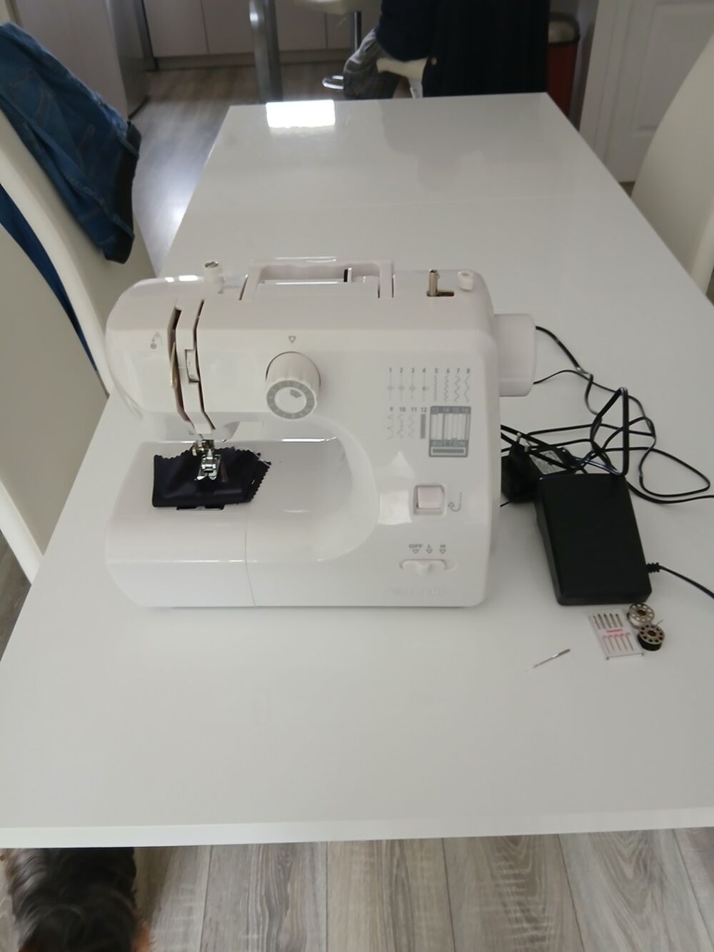 Machine &agrave; coudre blanche avec accessoires Electroménager