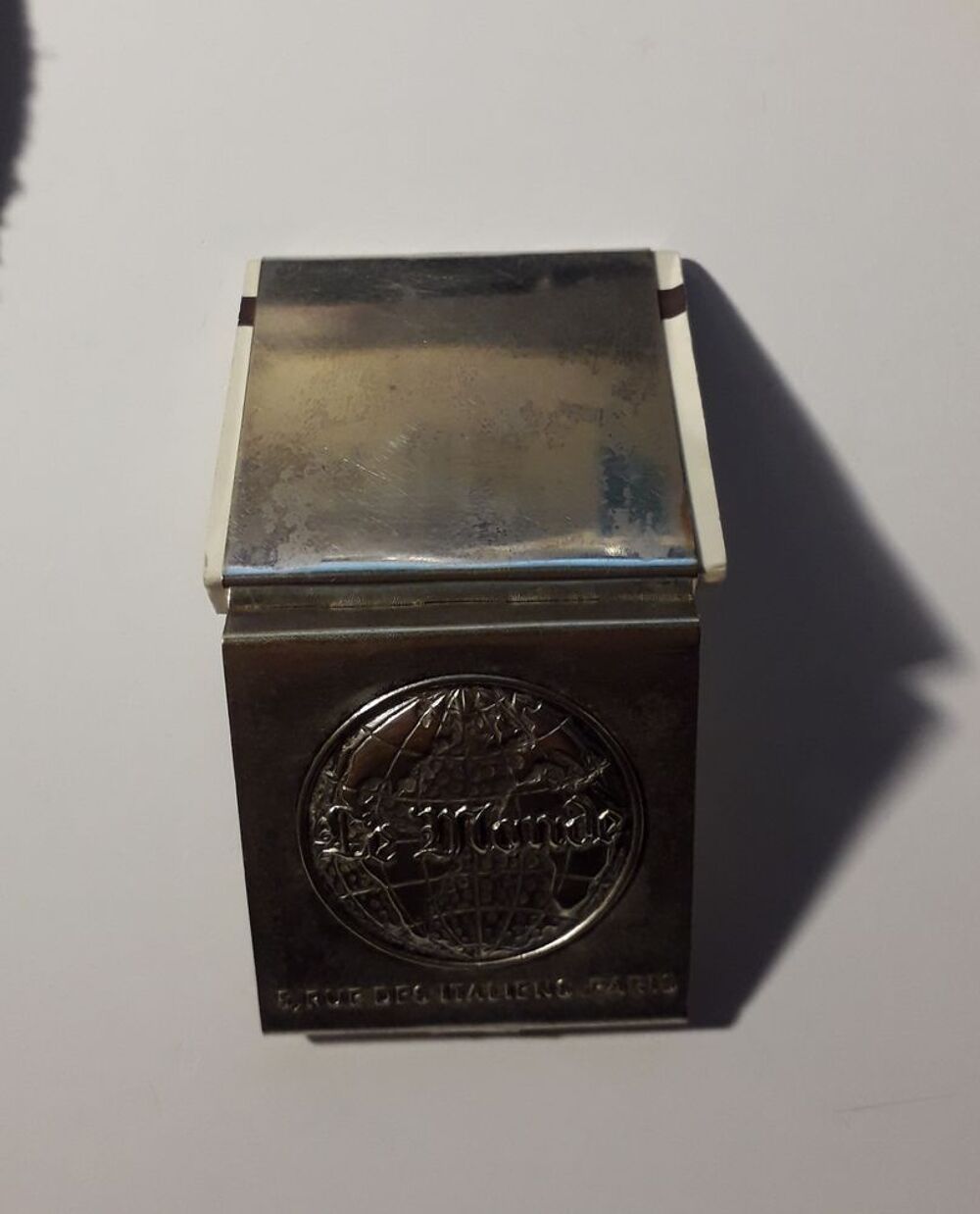 Etui en m&eacute;tal pour pochette d'allumettes journal "Le Monde" 
