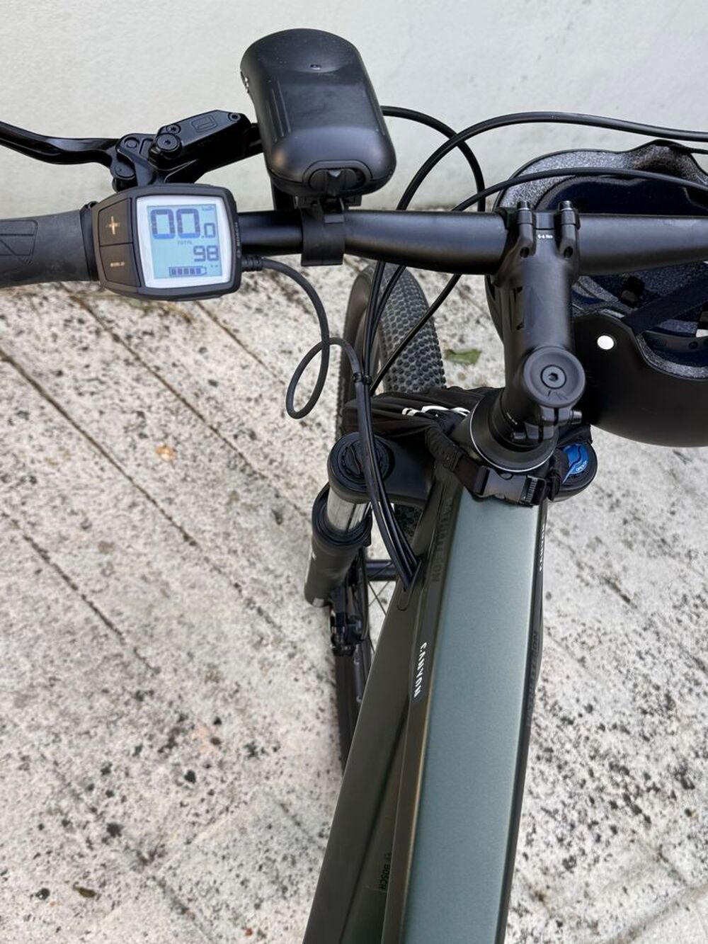 Velo Hibride Canyon pathlite on 4 , Il a &eacute;t&eacute; achet&eacute; en janvier 2024 Taille M, elle est presque neuf, sauf qu'il n'a pas d'emballage, avec 98km Vélos