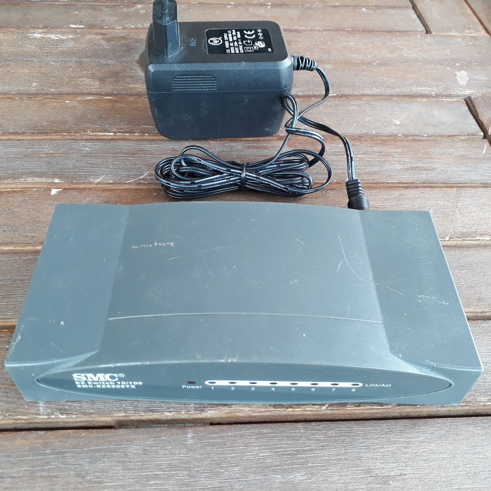Switch SMC 100MB 8 ports Matériel informatique