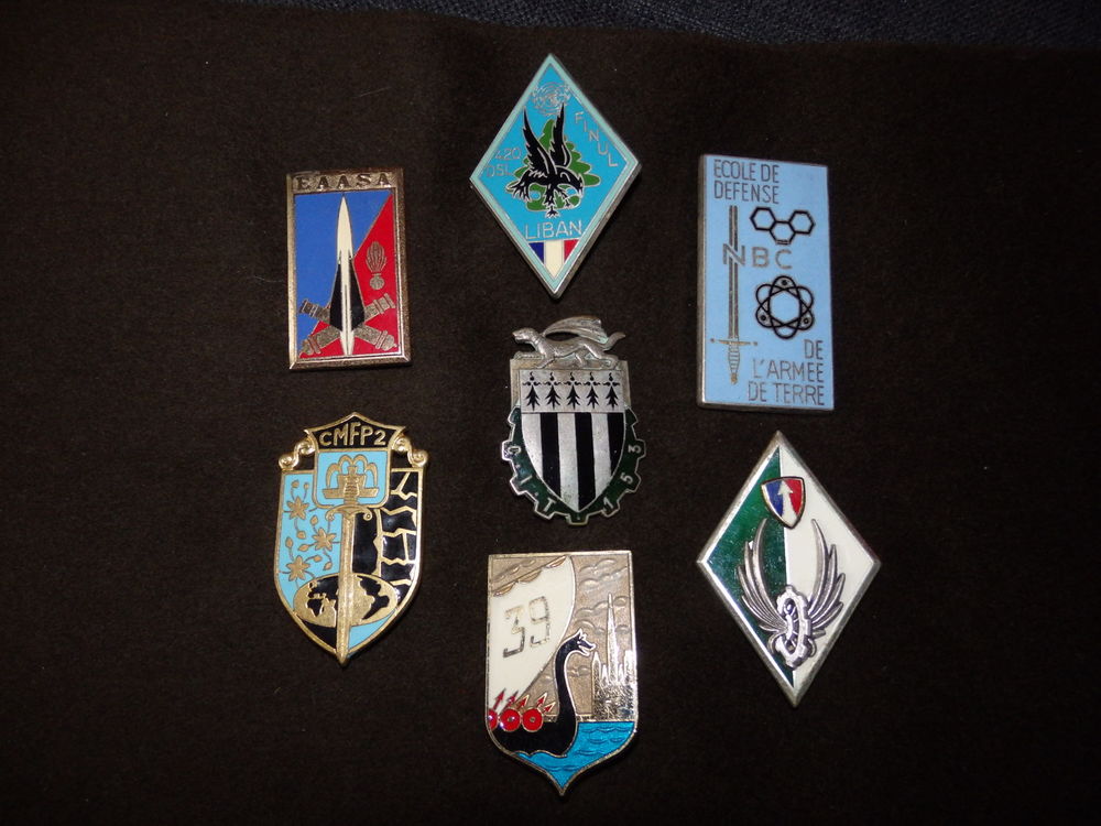 Militaria insignes m&eacute;talliques 