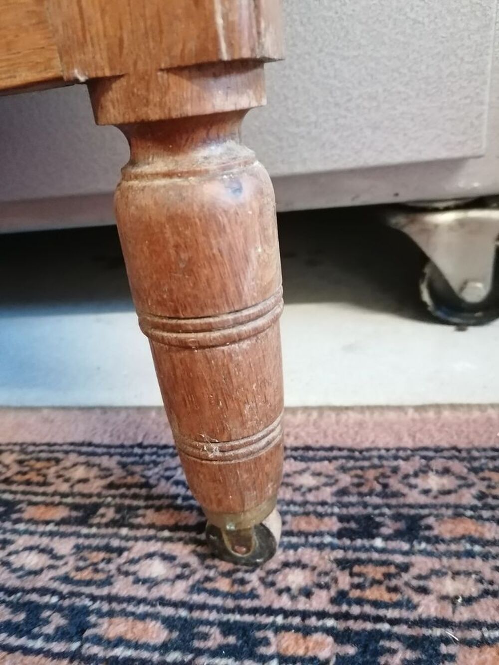 T&ecirc;te pied de lit sur roulettes Meubles