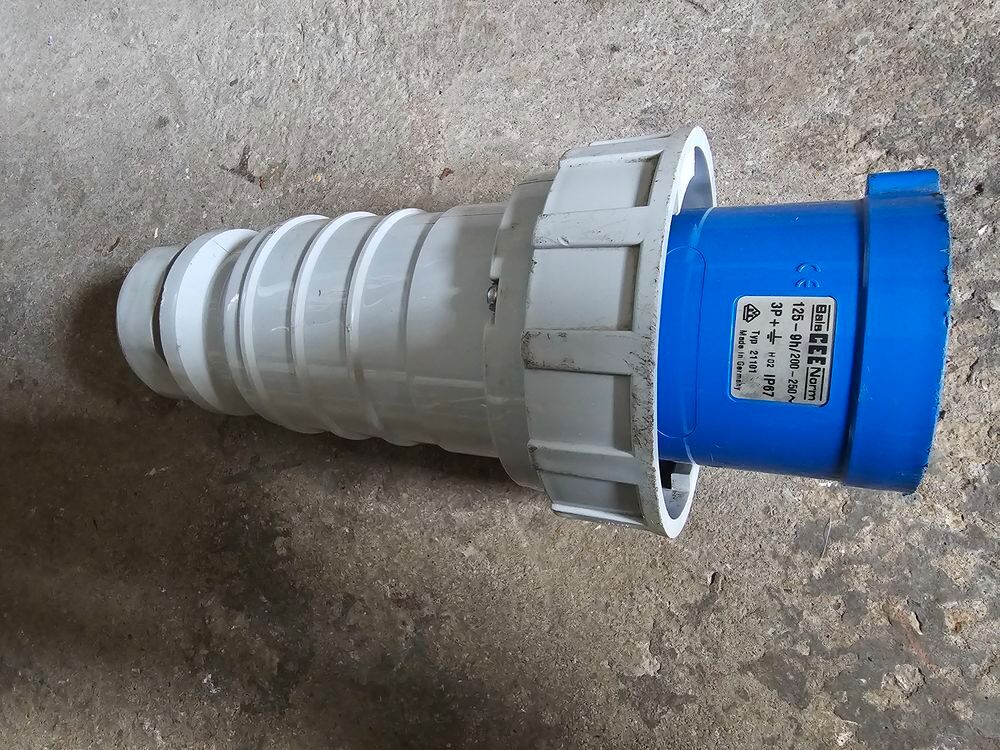 Prise triphas&eacute;e Male 125A Bricolage