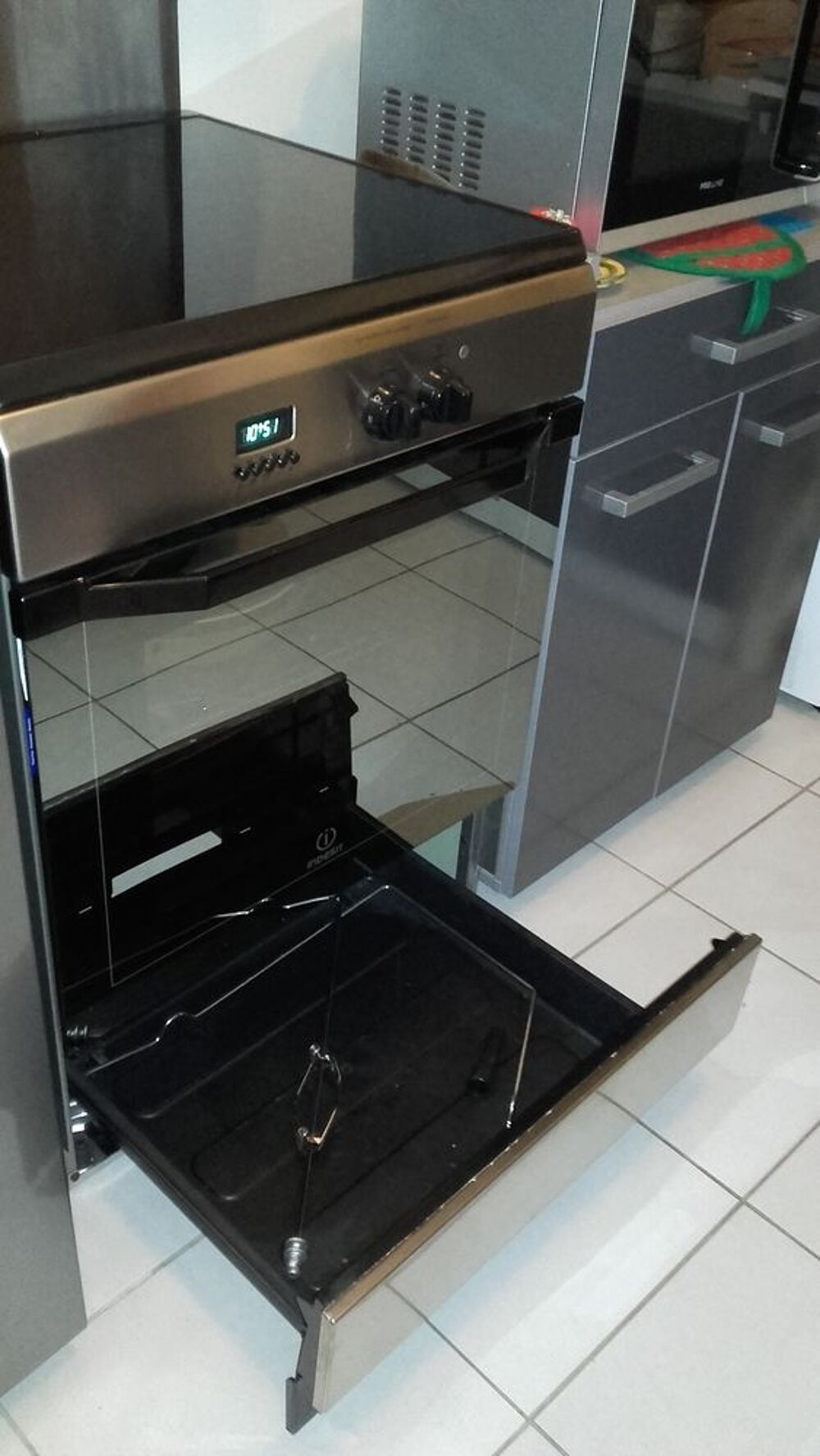 Cuisini&egrave;re &agrave; Induction NEUVE INDESIT couleur M&eacute;tal Electroménager