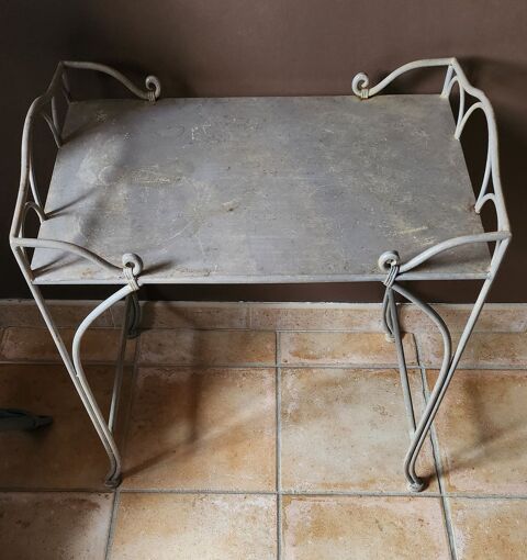 Table d'appoint en fer 45 Caromb (84)