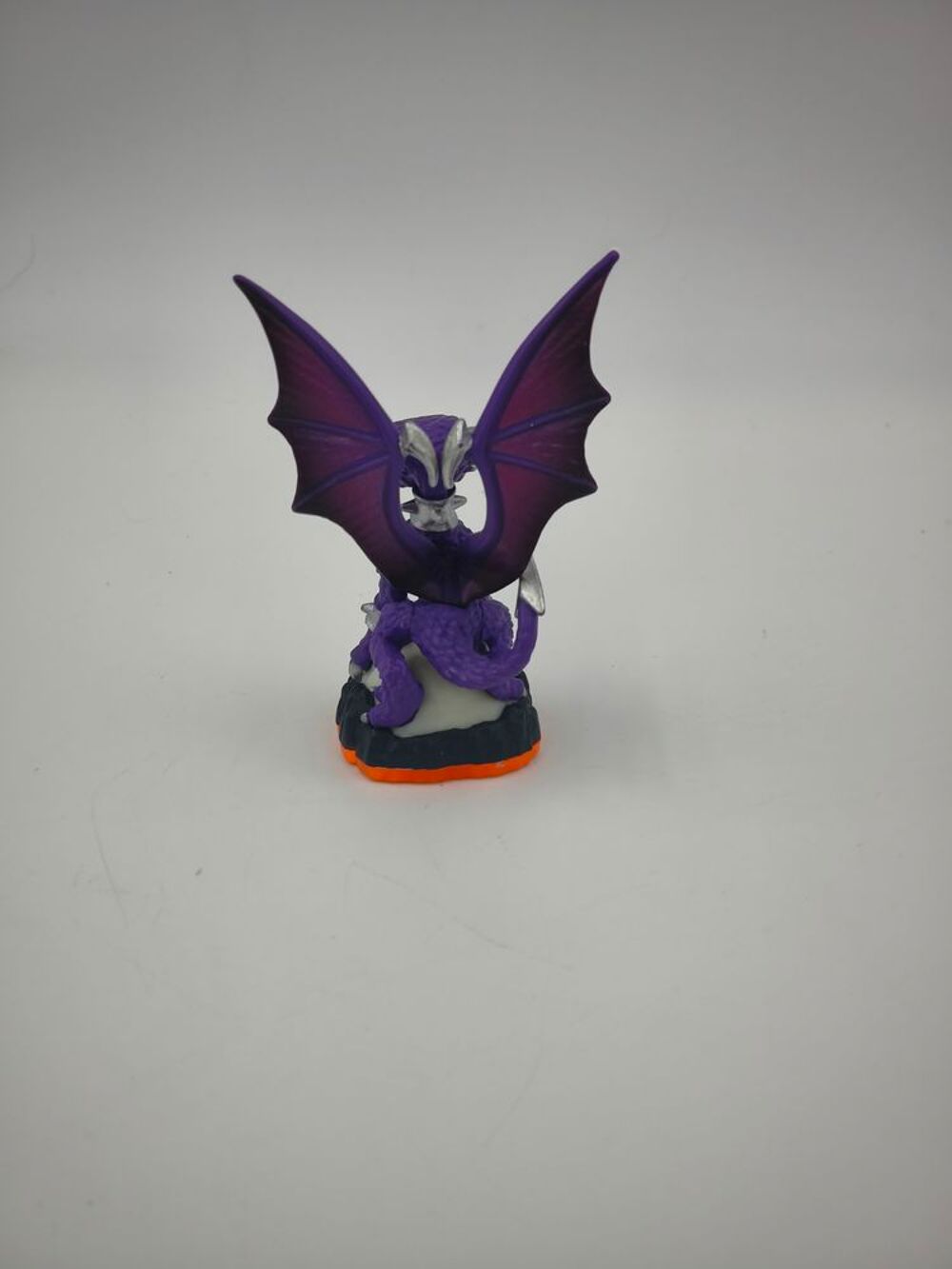 Figurine Skylanders Giants Cynder Base (Model 85000888) Consoles et jeux vidéos
