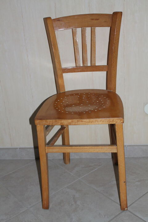 4 CHAISES BOIS HTRE MASSIF VERNIES TBE. 60 loie (90)