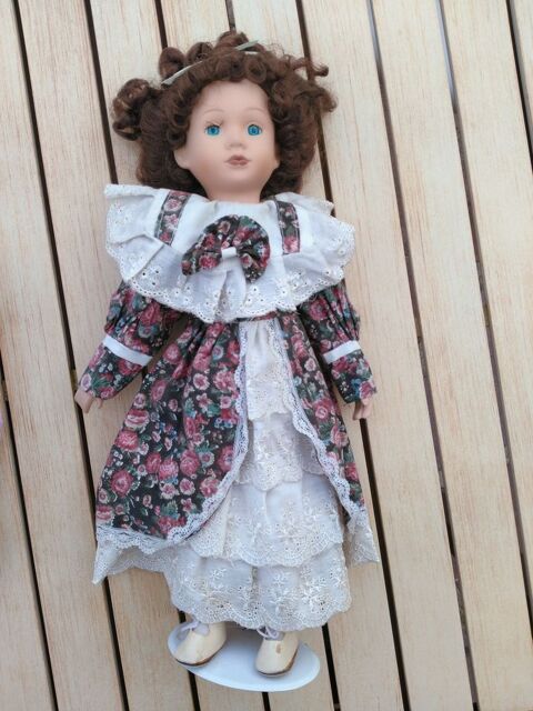 Poupe en porcelaine robe  fleurs
5 Breuillet (91)