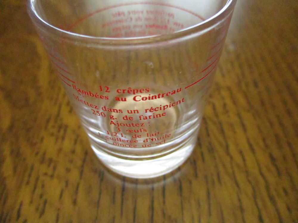 petit verre avec recette &eacute;crite dessus cr&egrave;pes) 