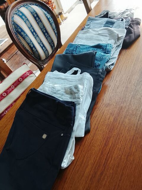 50 v�tements de femme divers taille 20 Saint-Martin-d'�cublei (61)