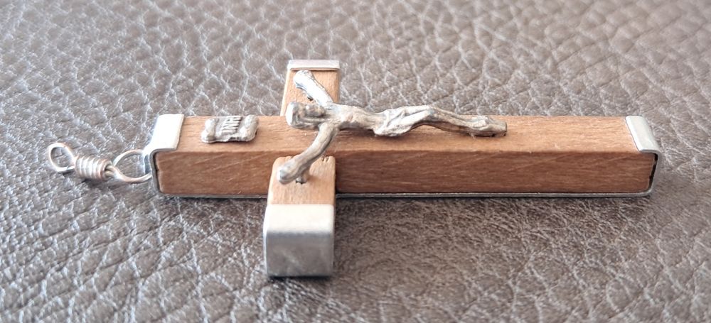 pendentif m&eacute;daillon croix chr&eacute;tienne crucifix avec j&eacute;sus Bijoux et montres