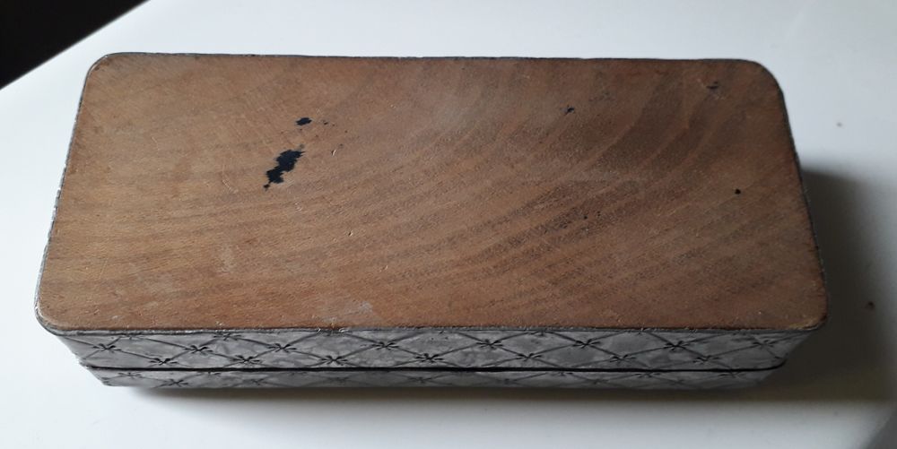 Ancienne bo&icirc;te &agrave; timbre en bois et m&eacute;tal 